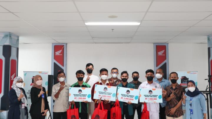 Peduli Dunia Pendidikan, TDM Serahkan Beasiswa Tunasbangsa